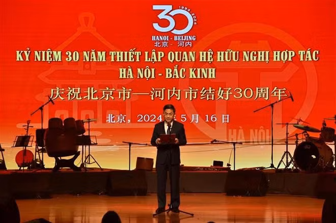 庆祝河内市与北京市建立友好关系30周年的 “友谊永续”文艺汇演场景。