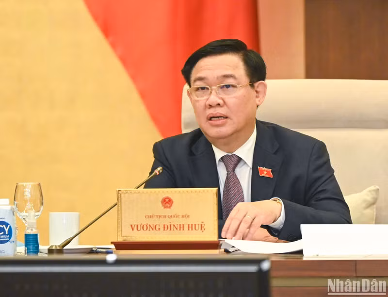 越南国会主席王廷惠在会上发表讲话。