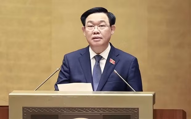 国会主席王廷惠在会议上发表讲话。