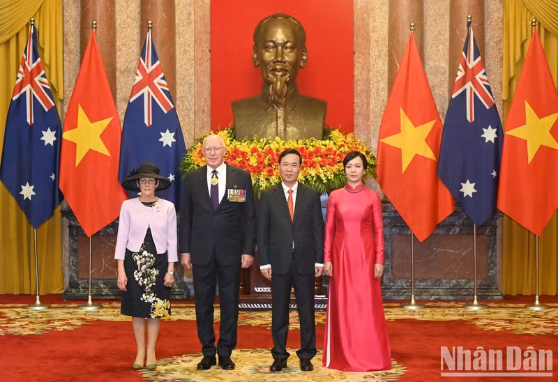 越南国家主席武文赏和夫人与澳大利亚总督戴维·赫尔利及夫人合影。（维玲 摄）