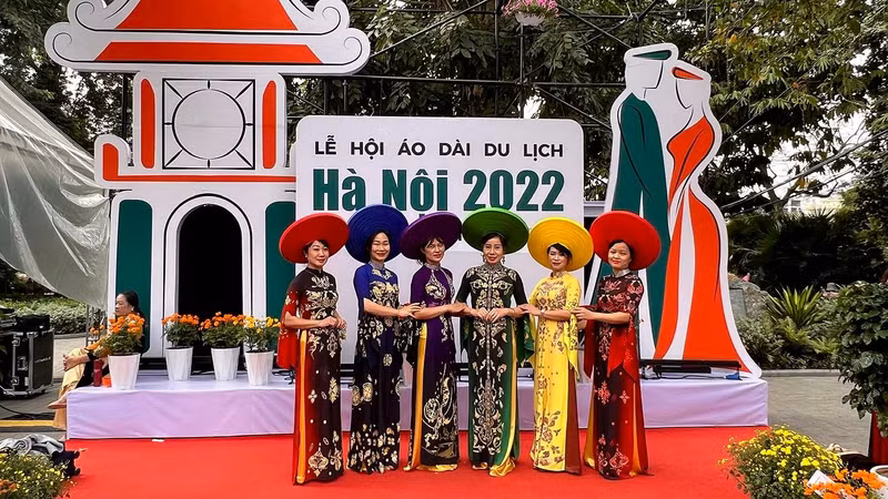 2022年河内旅游奥黛节。