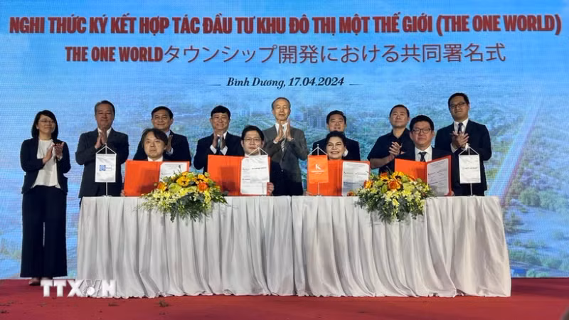 投资合作方案公布仪式场景。