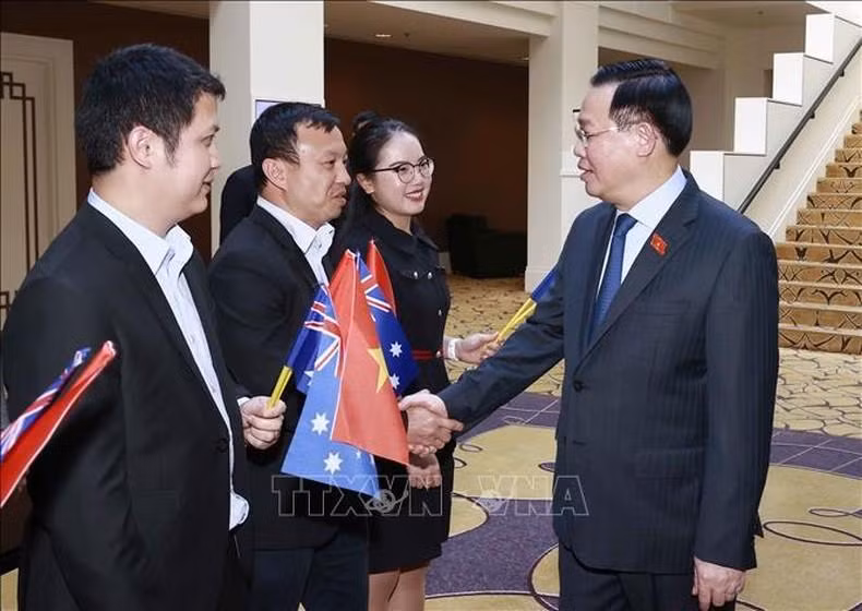 越南国会主席王廷惠会见旅澳越南人社区。