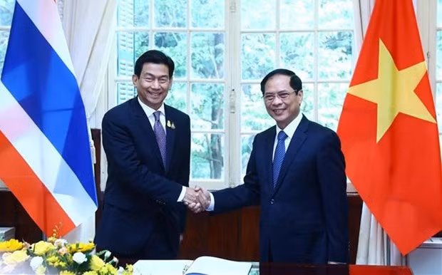 越南外交部长裴青山与泰国副总理兼外交部长帕恩普里·巴希达·努卡拉。