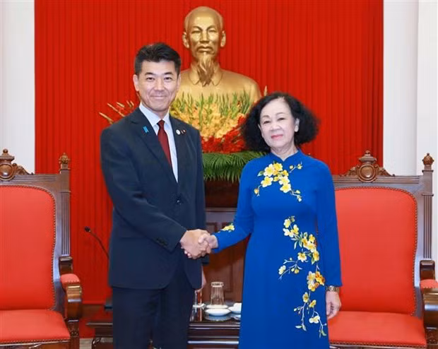 越共中央书记处常务书记张氏梅会见日本立宪民主党党首泉健太。