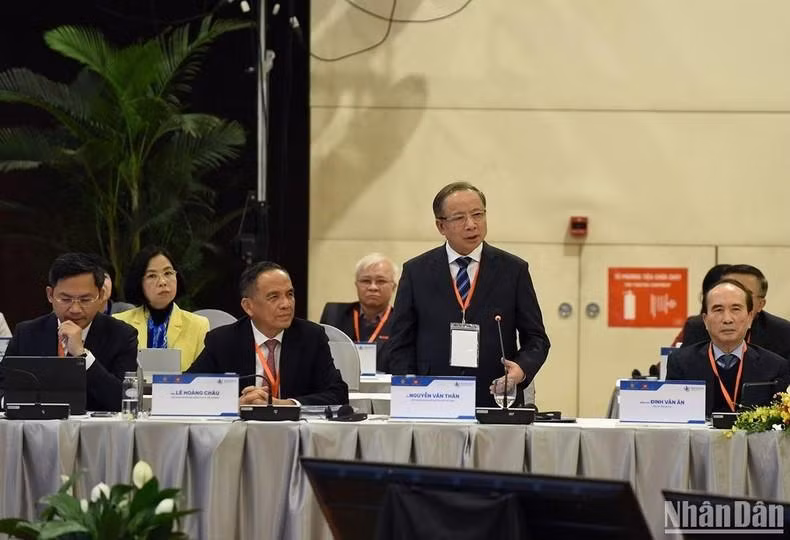 越南中小型企业协会代表发表讲话。