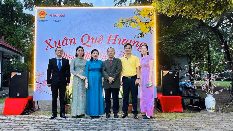 阮南进大使与各位代表合影。（图片来源：国际报）