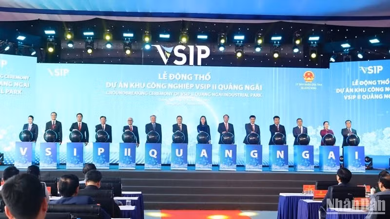 各位代表出席动工仪式。