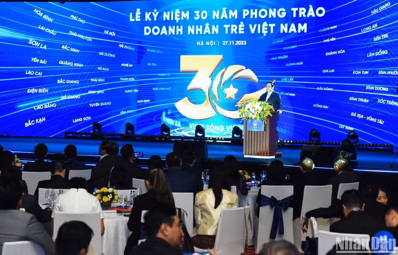 政府总理范明正在纪念活动上发表讲话。