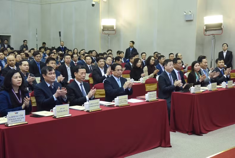 范明正总理与各位代表出席会议。