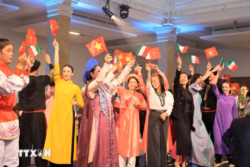 越南与意大利旅游促进活动的文艺表演。