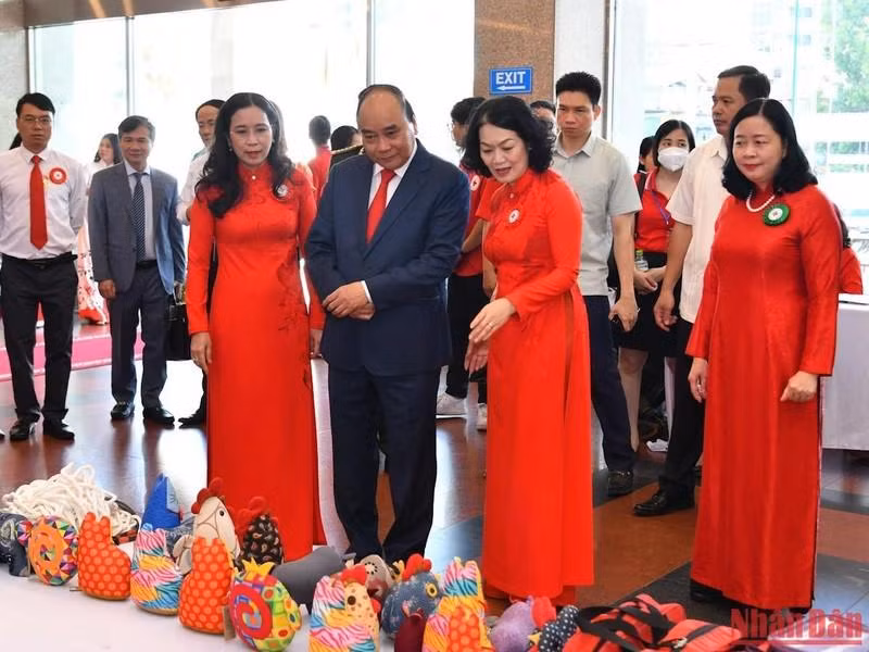 阮春福主席参观Kym Việt公司——拥有残疾员工的社会企业之一的展位。