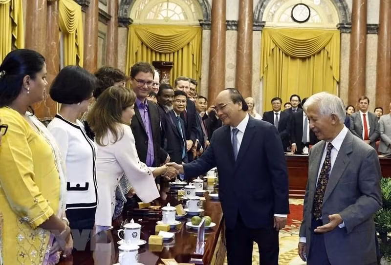 阮春福主席与各位代表。