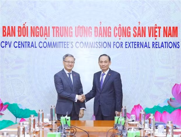 越共中央委员、中央对外部部长黎怀忠与老挝人民革命党中央委员会委员、中央对外联络部部长通沙万•丰威汉。