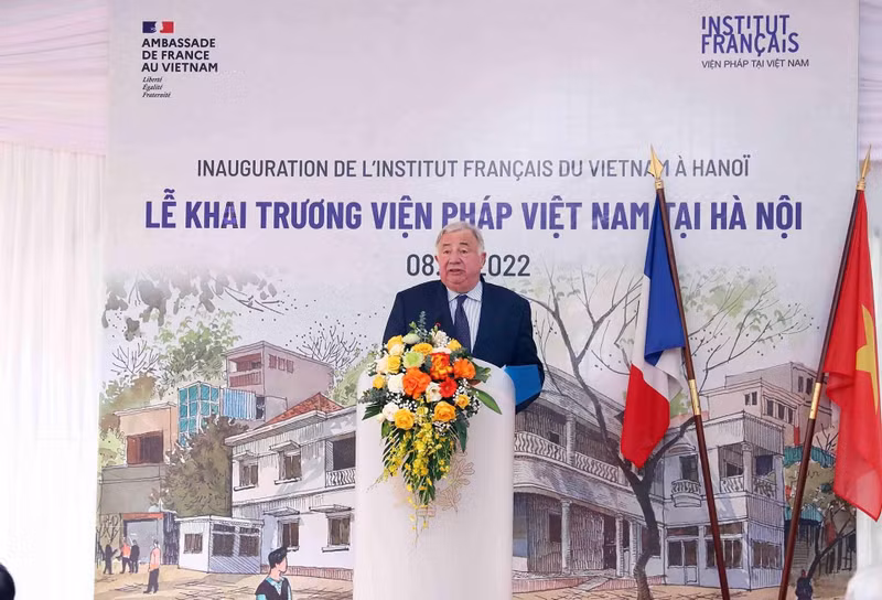 法国参议院议长热拉尔·拉尔歇发表讲话。