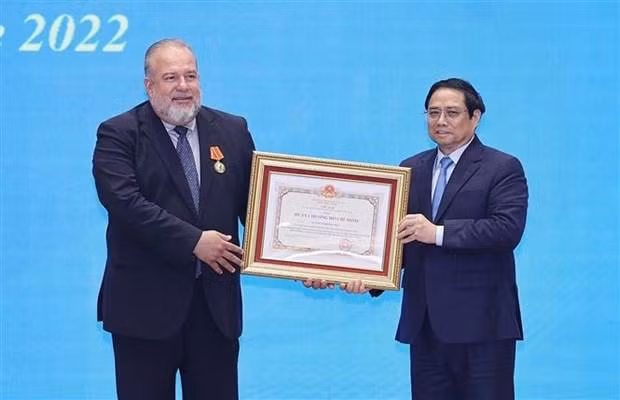 范明正总理代表越南党、国家领导向曼努埃尔·马雷罗·克鲁斯总理授予胡志明勋章。