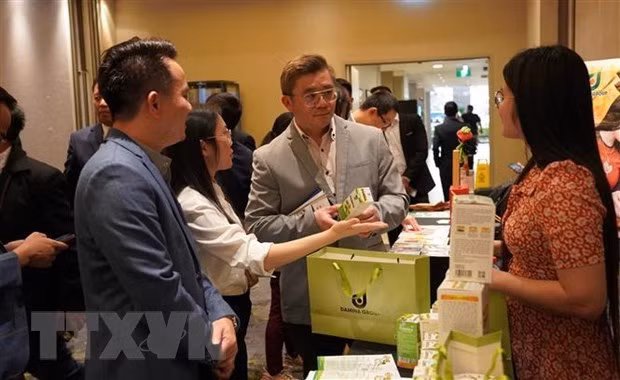 各代表参观展位。