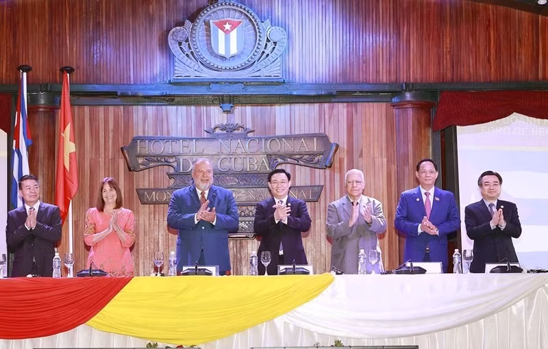 越南国会主席王廷惠与古巴总理曼努埃尔·马雷罗·克鲁斯出席越南-古巴企业论坛。