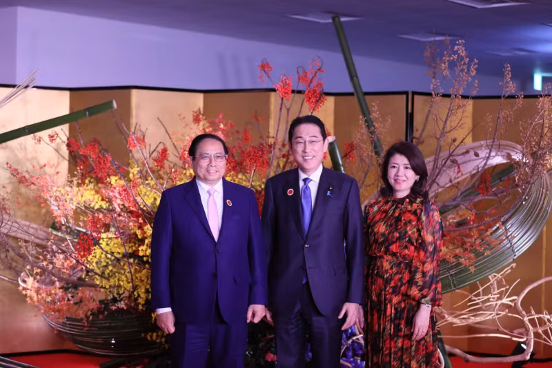 日本首相岸田文雄和夫人欢迎范明正总理出席庆祝东盟-日本关系50周年亮灯仪式。（图片来源：VGP）