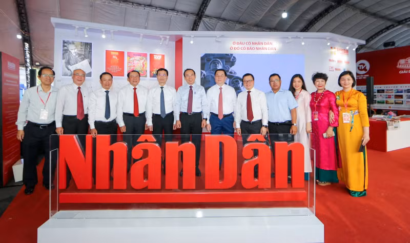 党和国家领导人参观《人民报》的展位。 党和国家领导人参观《人民报》的展位。