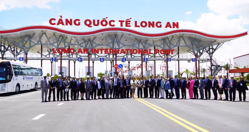 双方在隆安国际港合影。