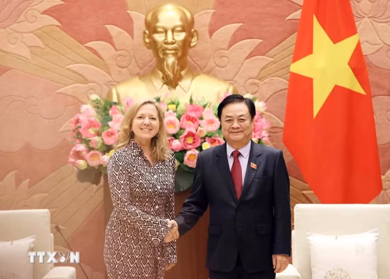 国会副主席黎明欢与世界银行驻越南、柬埔寨和老挝首席代表玛丽亚姆·谢尔曼亲切握手。