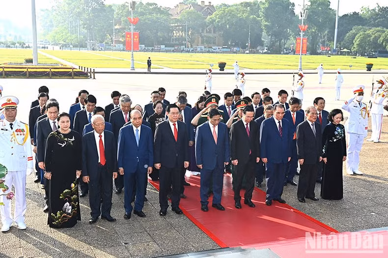 越南党和国家领导代表团深切缅怀胡志明主席对党的革命事业和民族事业的丰功伟绩。 越南党和国家领导代表团深切缅怀胡志明主席对党的革命事业和民族事业的丰功伟绩。