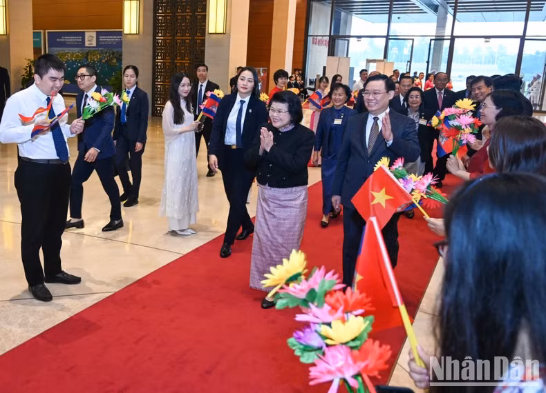 越南国会办公厅工作人员欢迎柬埔寨国会主席昆索达莉到访。
