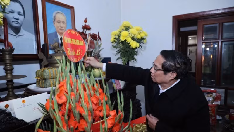 政府总理范明正向已故政府总理范文同进香。（陈海 摄）