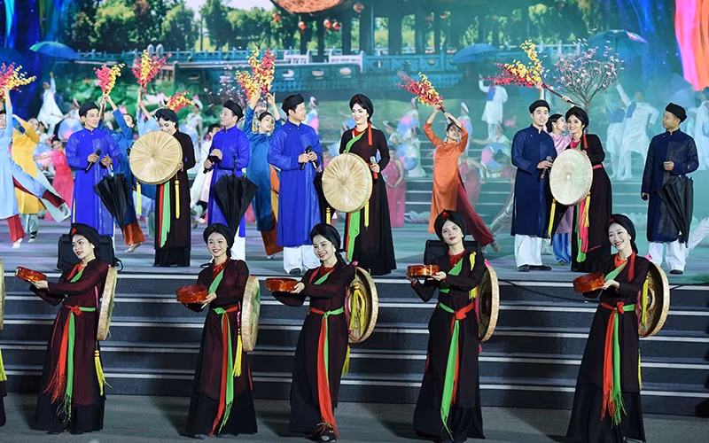 2023年北宁省“探访官贺之地”文化节的艺术表演。