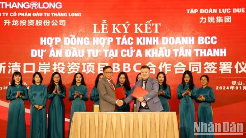 越中企业在谅山省签署新青口岸投资项目BBC合作合同。