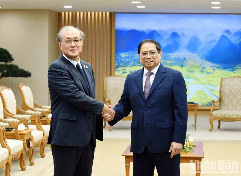 越南政府总理范明正会见日本国家安全保障局长秋叶刚男。