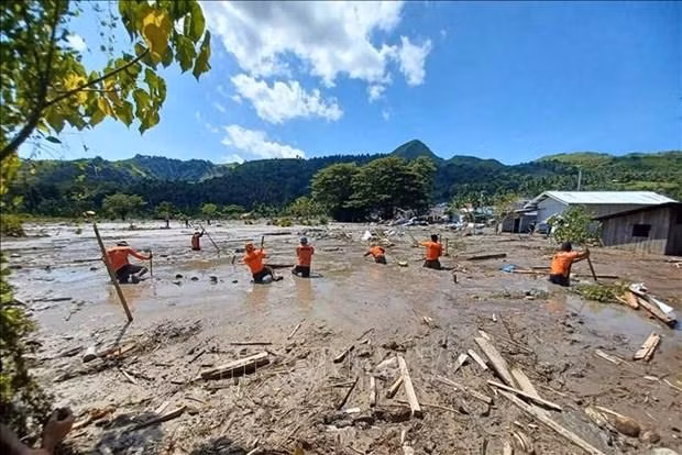 菲律宾多地遭受台风纳尔盖严重影响。