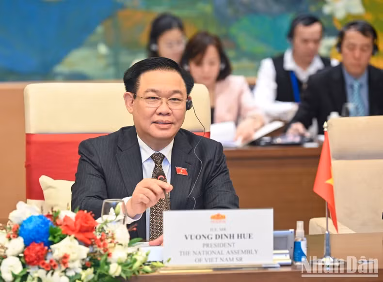 越南国会主席王廷惠在会谈中发表讲话。