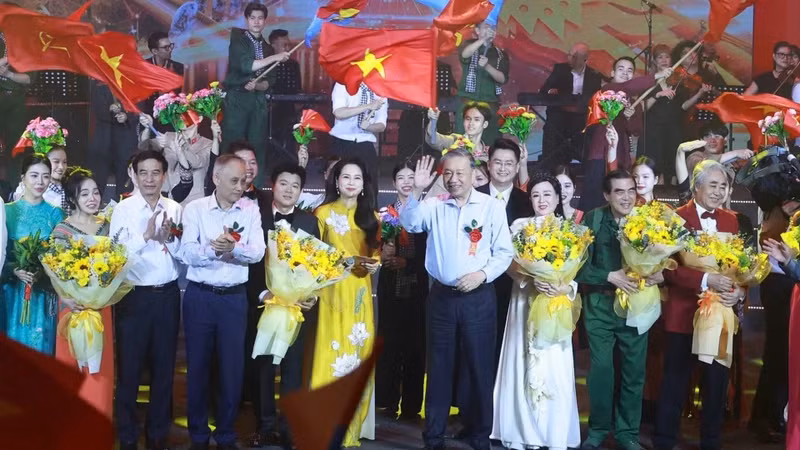 越共中央总书记苏林出席纪念晚会庆祝岘港解放50周年。