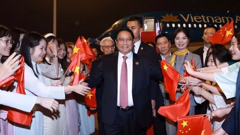 越南政府总理范明正抵达重庆市。（图片来源：越通社）