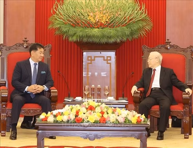 阮富仲总书记会见蒙古国总统乌赫那·呼日勒苏赫。（维玲 摄）