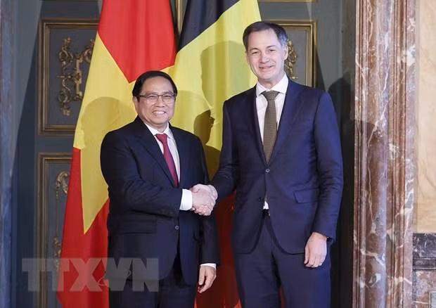 越南政府总理范明正与比利时首相亚历山大•德克罗。（图片来源：越通社）