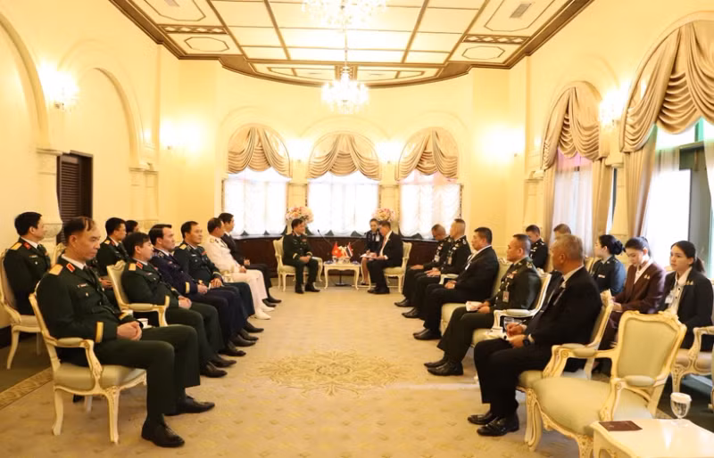 黄春战上将一行在泰国政府总部礼节性拜会泰国副总理兼国防部长普塔姆·威猜雅猜。