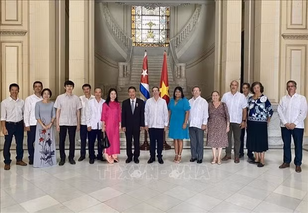 双方代表合影。