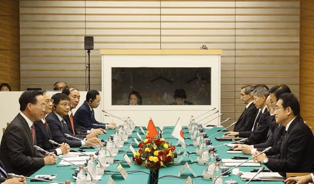 越南国家主席武文赏与日本首相岸田文雄举行会谈。