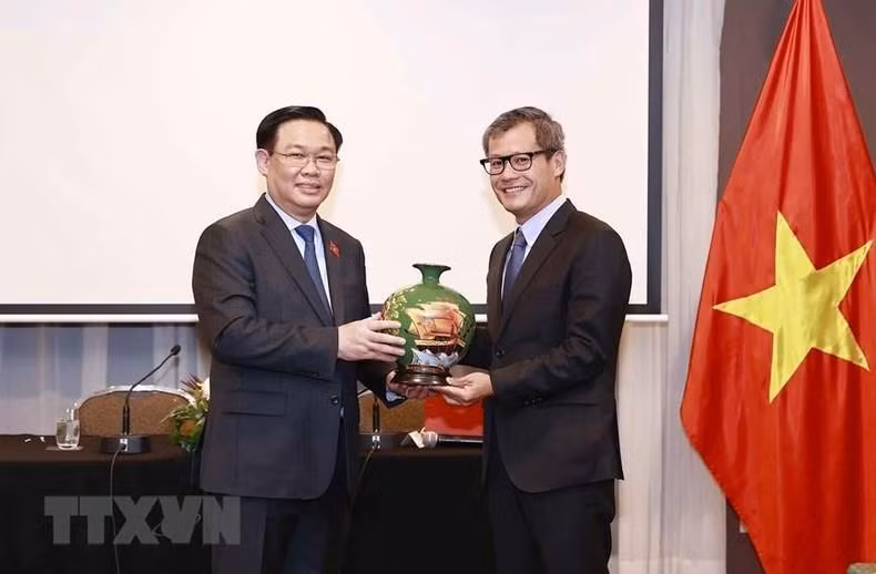越南国会主席王廷惠向各位代表赠送纪念品。
