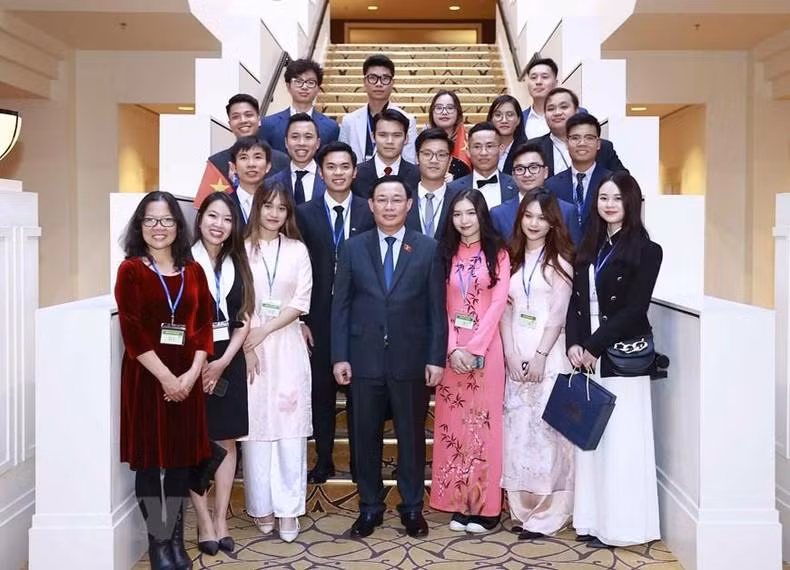 越南国会主席王廷惠与在澳大利亚的越南留学生合影。
