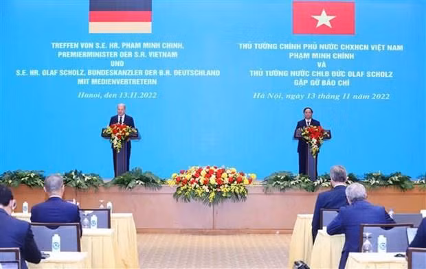 越南政府总理范明正和德国总理会见记者。