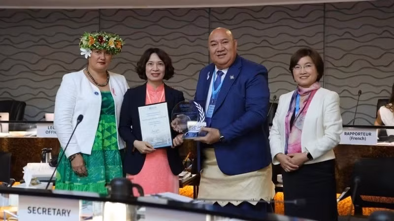 越南卫生部副部长阮氏莲香（左二）接受了越南成功消除沙眼的证书。