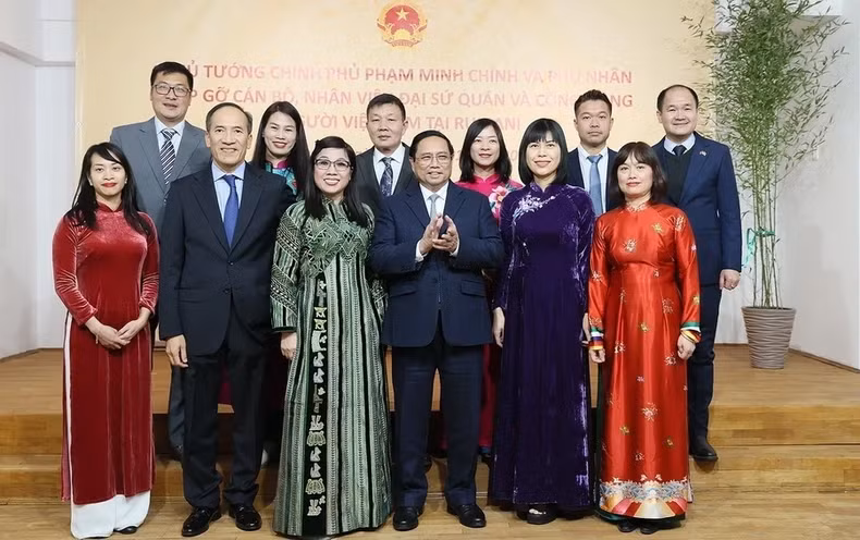 范明正总理和夫人与越南驻罗马尼亚大使馆干部和工作人员合影。