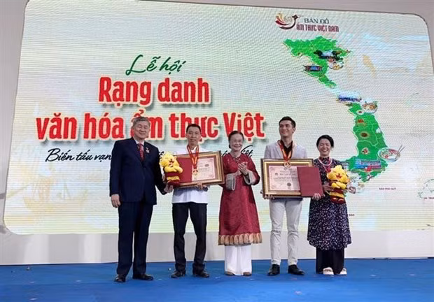 胡志明市旅游协会与有关单位联合举行“奋力弘扬越南饮食文化”节。