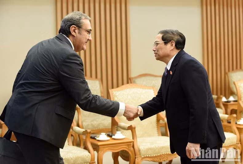 范明正总理欢迎陪同葡萄牙外长若昂·戈麦斯·克拉维尼奥的代表团成员。