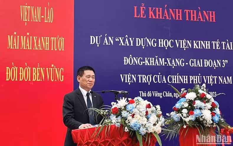 越南财政部部长胡德福在落成典礼上发言。
