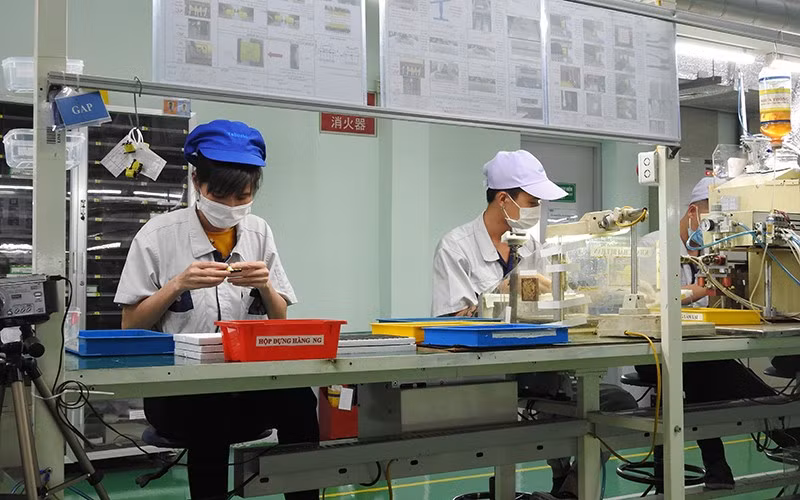 工人在越南田渊电机有限公司组装组件。